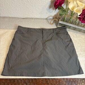 Eddie Bauer Travex Women’s Skort Size 10P, Dark Gray.‎